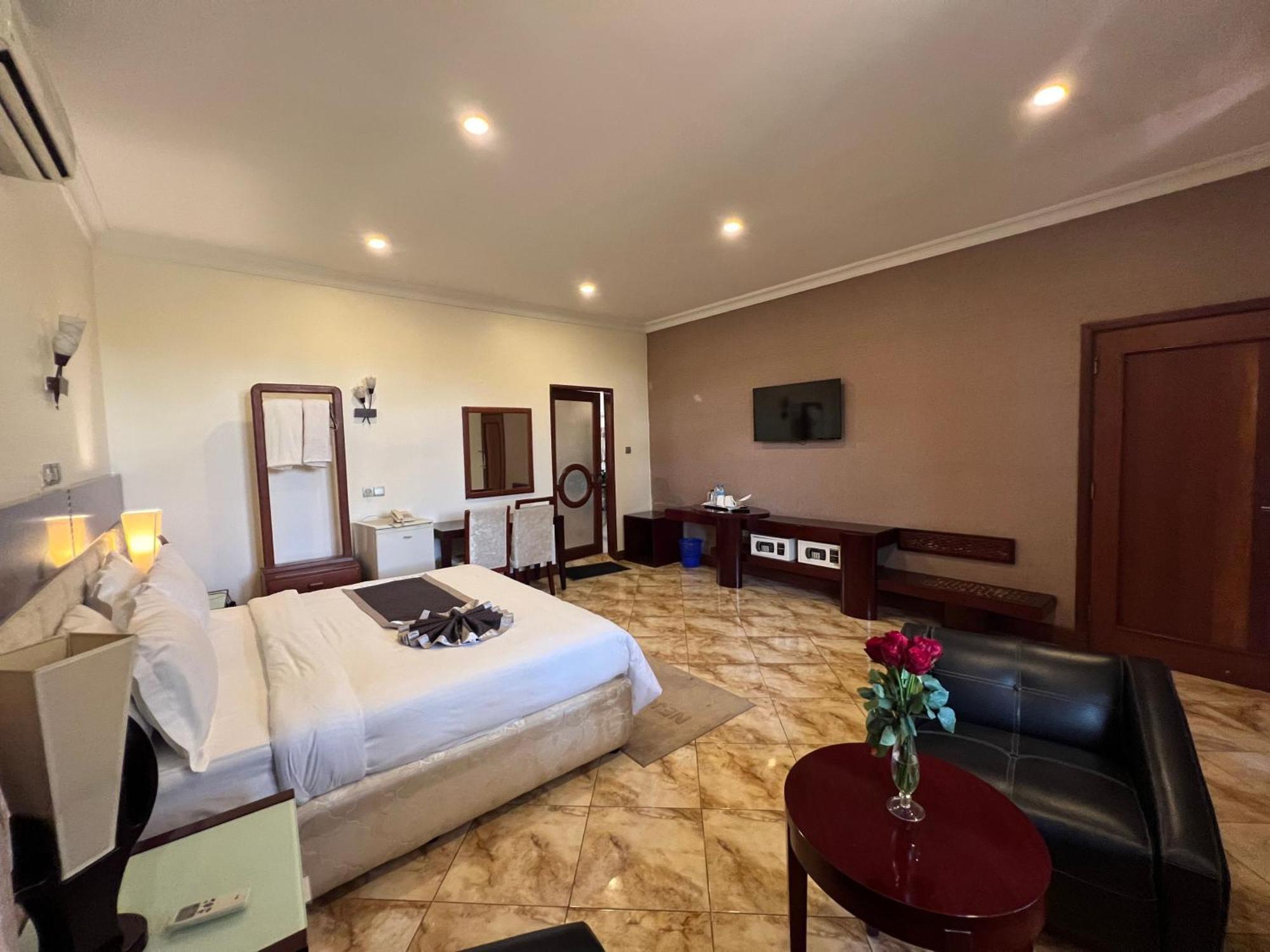 Nejobugg Palace Hotel Nkoanrua Экстерьер фото